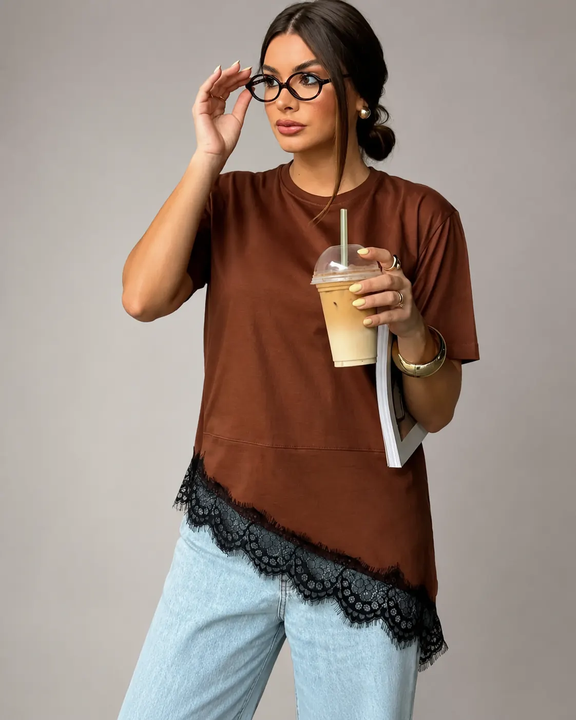 Blusa marrom com detalhe em renda